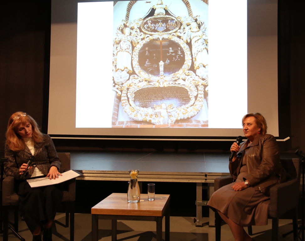 Prowadząca spotkania Anna Kolmer (po lewej) z Ewą Stanecką (po prawej)