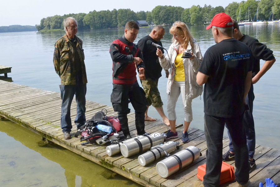 Anna Kolmer przeprowadza wywiad z nurkami badającymi podwodny świat jeziora drawskiego
