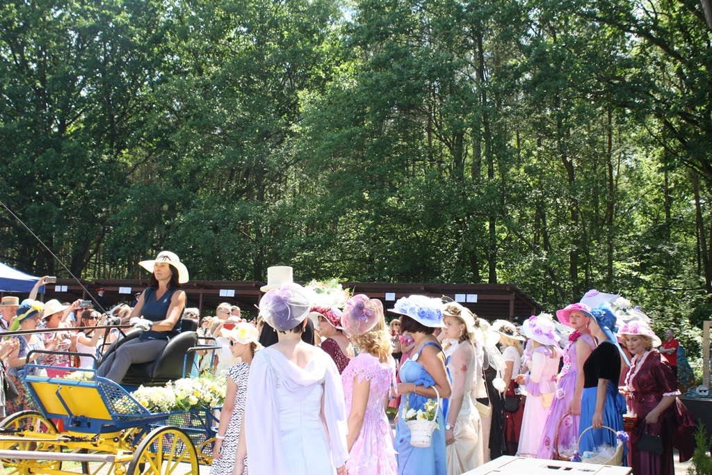Barwny korowód z powozem konnym na czele podczas Festiwalu Róż - to jedyna taka impreza w świecie, której patronuje angielska pisarka Elizabeth von Arnim