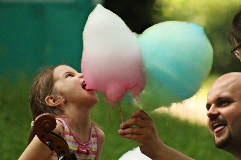 największą popularnością wśród dzieci cieszyła się niezmiennie kolorowa wata cukrowa
