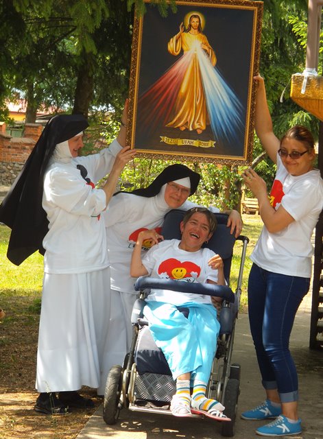 siostry zakonne z podopiecznymi podczas festiwalu "Siejmy radość"