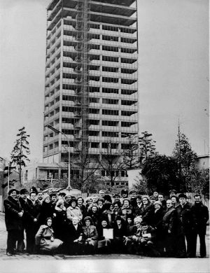Budowa wieżowca trwa 1980 - 1981
