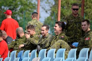 1. żołnierze kanadyjscy na trybunach stadionu w Reczu