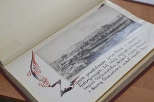 strona kroniki miasta ze stara fotografią Recza