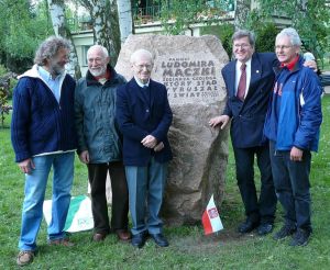 Wojtek Jacobson (w środku) i przyjaciele, na przystani JK AZS w Szczecinie, przy kamieniu pamięci Ludka Mączki
