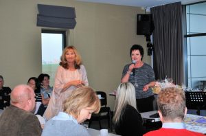 członkinie zarządu (od lewej): Krystyna Rynkun i prezydent  Ewa Kołodziejek z Lions Club Szczecin Rainbow Bridge prezentują osiągnięcia organizacji