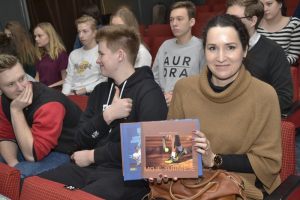 Pani Agata, nauczycielka języka polskiego I LO w Szczecinie, prezentuje Wydawnictwo Pekao Open