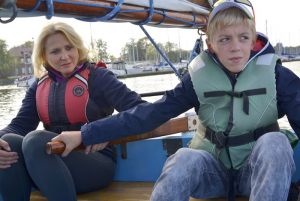 nauczycielka ZSS nr 9 Małgorzata Straszewska z uczniem Kacprem przy sterze jachtu podczas rejsu