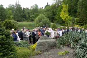 przyjaciele Lecha Pieczyńskiego podczas uroczystości odsłonięcia tablicy pamiątkowej dedykowanej Lechowi Pieczyńskiemu - Arboretum Przelewice - 2