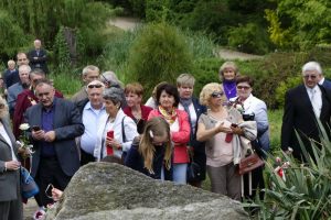 przyjaciele Lecha Pieczyńskiego podczas uroczystości odsłonięcia tablicy pamiątkowej dedykowanej Lechowi Pieczyńskiemu - Arboretum Przelewice - 6