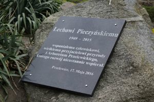 tablica pamiątkowa poświęcona Lechowi Pieczyńskiemu